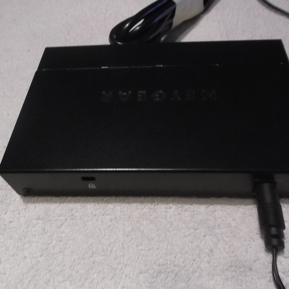 NETGEAR 5 Port PoE Gigabit Ethernet Switch with 4-port PoE GS305P AC Adapter - Picture 6 of 6